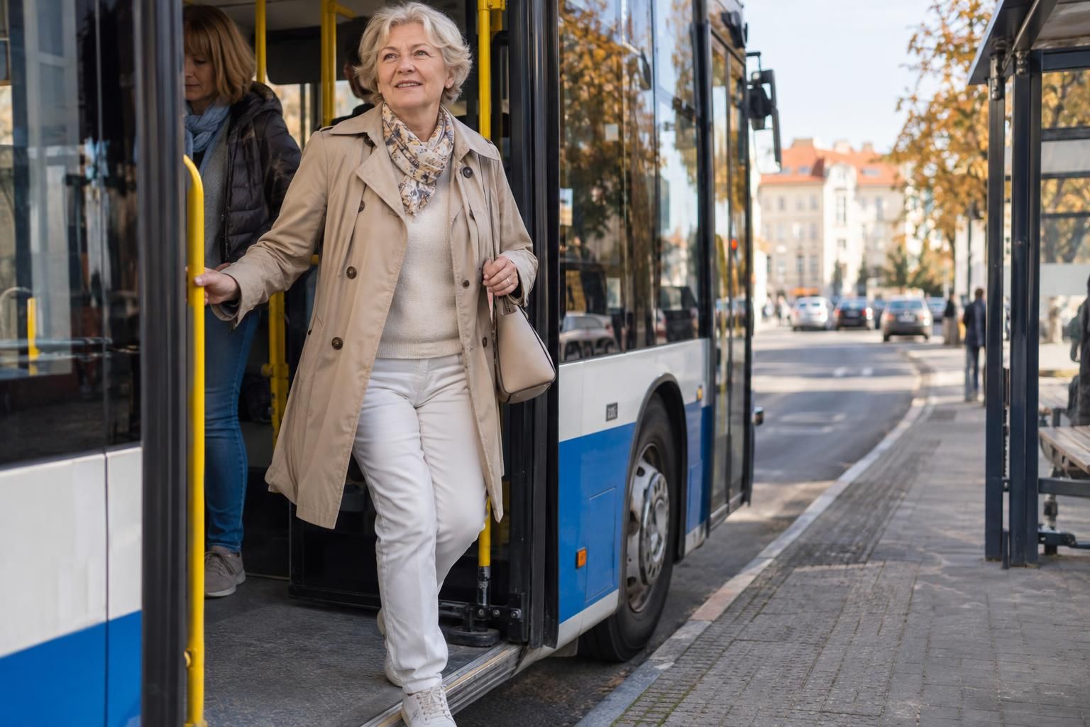 Kobieta spokojnie wysiada z autobusu na jesienny przystanek – ten sam rodzaj stopnia, przy którym ból kolan bywa trudny
